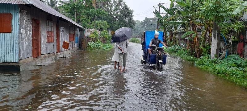 নোয়াখালী জেলা শহর মাইজদীকোট স্টেশন রোড। আজ সকালে